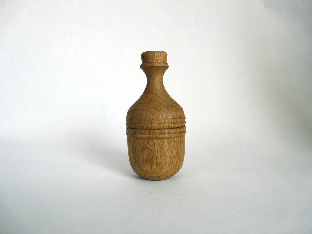 Fiole-boîte en bois fermée, vue de face
