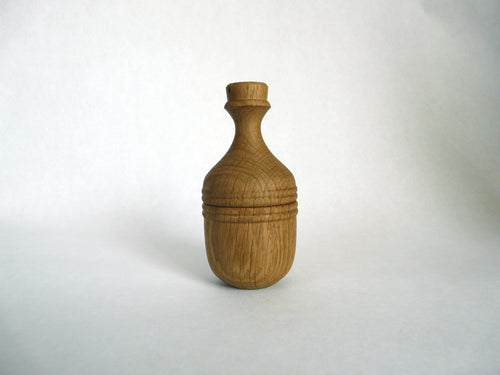 Fiole-boîte en bois fermée, vue de face