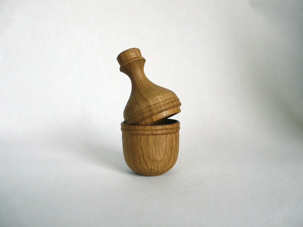 Fiole-boîte en bois entrouverte