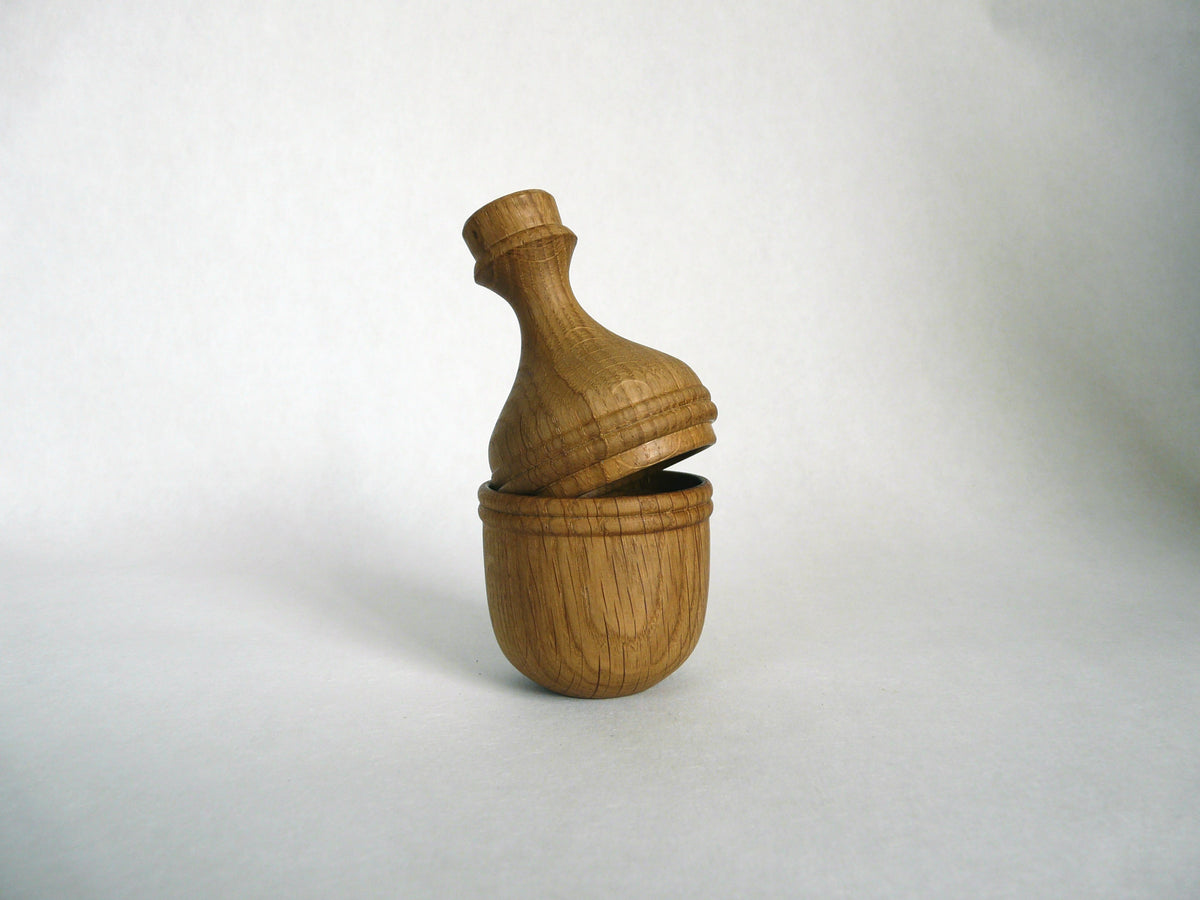 Fiole-boîte en bois entrouverte
